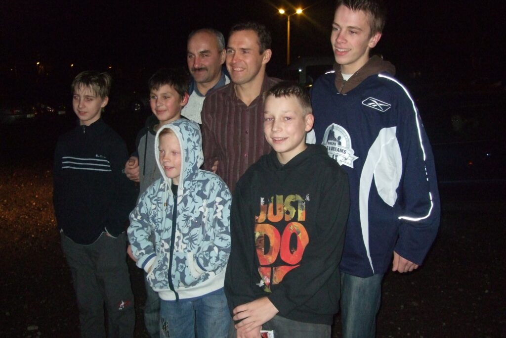 Vijciema jaunie hokejisti kopā ar izcilo hokejistu Artūru Irbi, kurš vijciemiešiem ir palīdzējis vairākkārt.
Autors: No personīgā arhīva