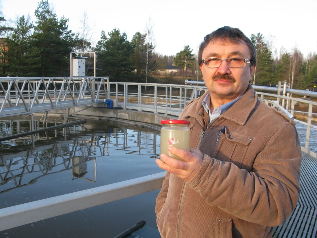19. novembrī Smiltenes notekūdeņu attīrīšanas iekārtās ieplūda piesārņoti notekūdeņi bālganā krāsā, iznīcinot baktērijas. Namu pārvaldes būvtehniķis Andrejs Ozols rāda burkā ielieto notekūdeņu paraugu.
Autors: Sandra Pētersone