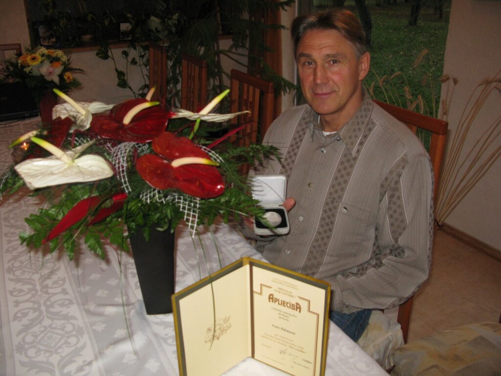 Pēc Zemkopības ministrijas augstākā apbalvojuma saņemšanas Smiltenes pagasta zemnieks Ivars Ādamsons nedomā, ka viņa “Rožkalnos” jau sasniegta virsotne. 
Autors: Sandra Pētersone