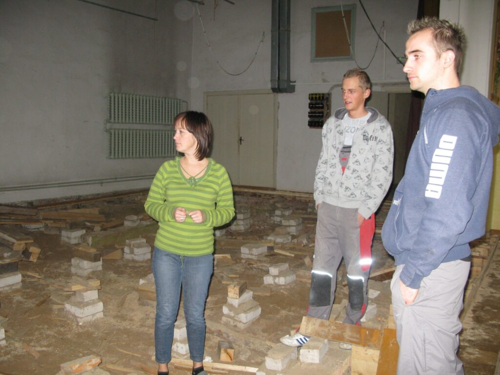 Palsmanes kultūras nama direktore Aija Zeibote ir laimīga, - beidzot ēkā sākušies būvdarbi. Celtnieki Jānis Zariņš (no labās) un Rihards Zariņš kopā ar kolēģiem jau demontējuši veco  skatuves grīdu.
Autors: Sandra Pētersone