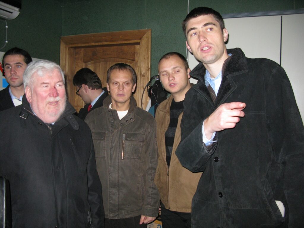 Īrijas vēstniekam Latvijā Brendanam Makmahonam (no kreisās) uzņēmuma “Vudlande” ražotni izrādīja valdes loceklis Māris Zālītis, kvalitātes sistēmas vadītājs Dainis Sakalausks un valdes loceklis Alans Gilberts no Īrijas. 
Autors: Sandra Pētersone