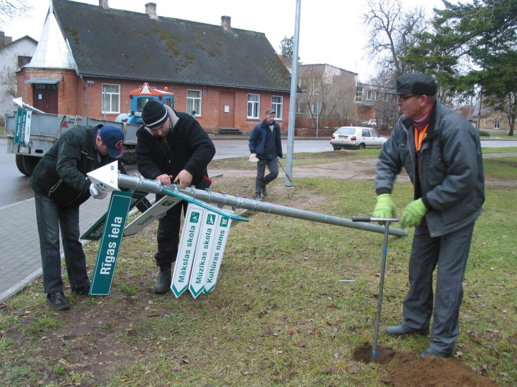 Vienu no pēdējiem statņiem ar norādēm pilsētas teritorijas apsaimniekošanas nodaļas darbinieki pirms valsts svētkiem uzstādīja Rīgas un Beverīnas ielas krustojumā. 
Autors: Inga Karpova