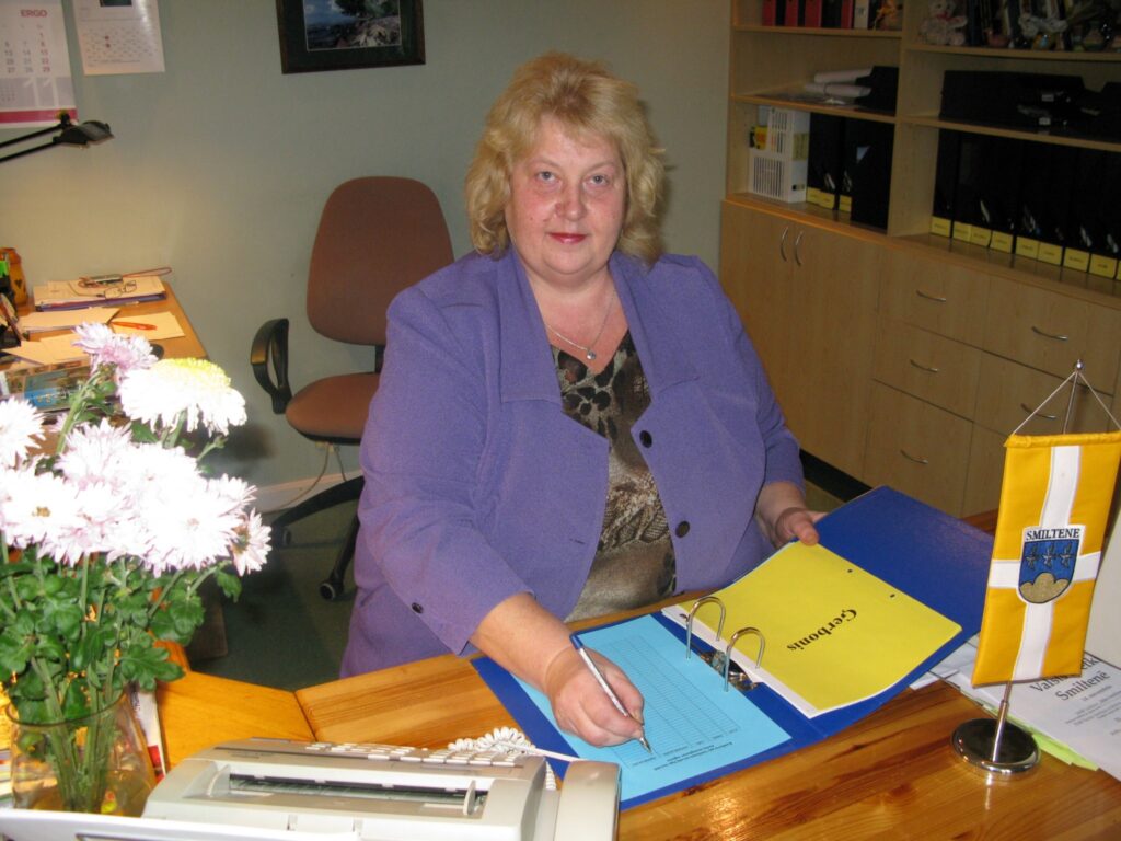 Smiltenes novada tūrisma informācijas centrā jau sagatavots speciāls reģistrs, kurā ģerboņa un logo konkursam iesūtītos darbus Dagnija Kalniņa (attēlā) un Sanda Akmentiņa atzīmēs iesniegšanas secībā.
Autors: Sandra Pētersone