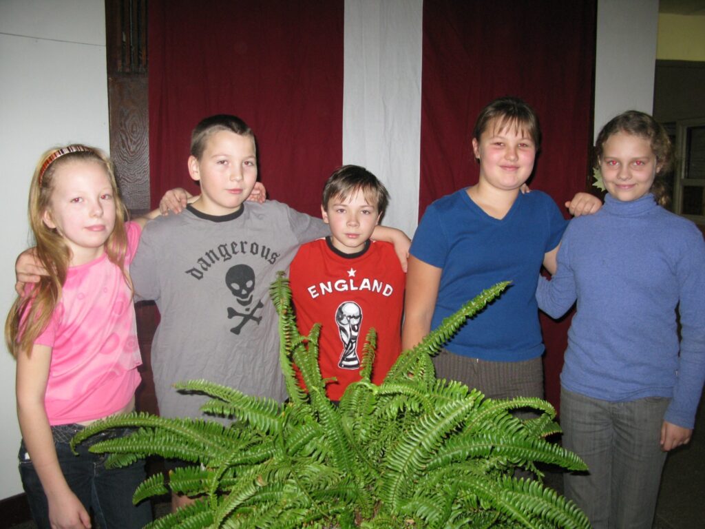 Skauti un gaidas ir draudzīgi, atzīst šo vienību jaunie biedri Arta Ābeltiņa (no kreisās), Kristiāns Kurpnieks, Lauris Mazjānis, Amanda Valtere un Laura Brasle. 
Autors: Sandra Pētersone