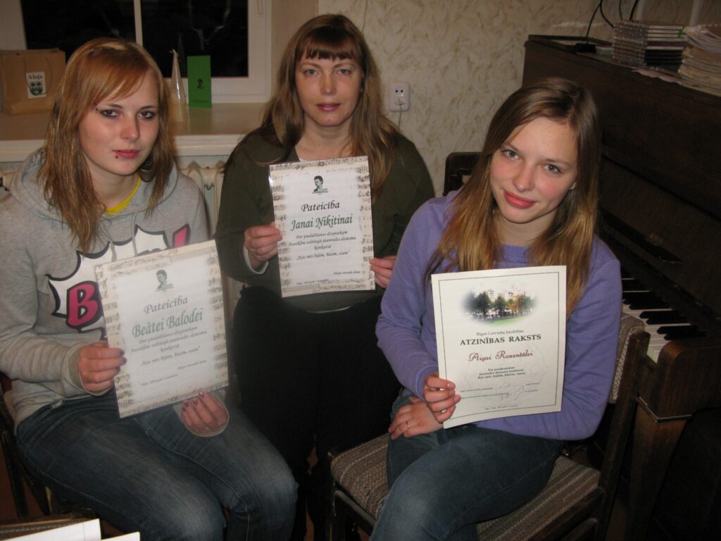 Smiltenes mūzikas skolas kompozīcijas skolotāja Inta Rācene ir gandarīta par savu audzēkņu Beātes Balodes (no kreisās) un Aigas Rozentāles panākumiem valsts mēroga konkursā.
Autors: Sandra Pētersone