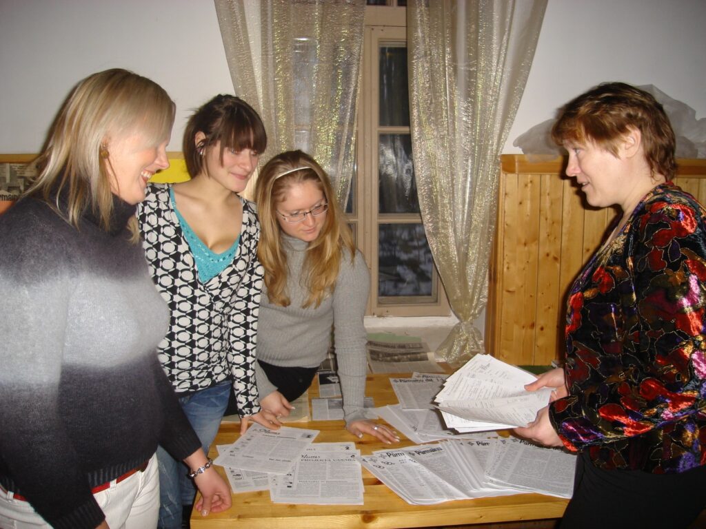 Sestdien 10. dzimšanas dienu svinēja Valkas rajona jauniešu veselības kustība. Atmiņās kavējās arī biedrības koordinatore Ilze Čepanone (no labās), kustības “veterānes” Dace Baikova (no kreisās), Dace Čepanone un biedrības vadītāja Jūlija Dzene. 
Autors: Sandra Pētersone