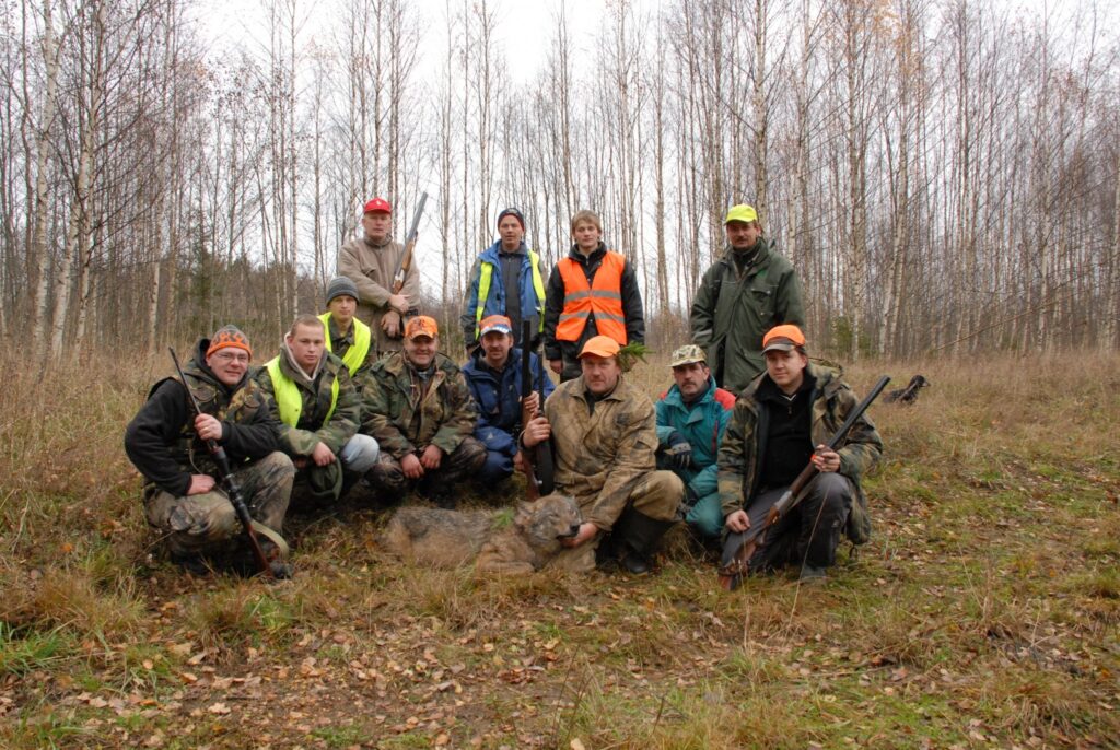Mednieku kolektīva vidū Aivars Ziediņš ar pirmo nomedīto vilku, kas nodrošinājis medniekam zelta vērtu trofeju.
Autors: Jānis Ence