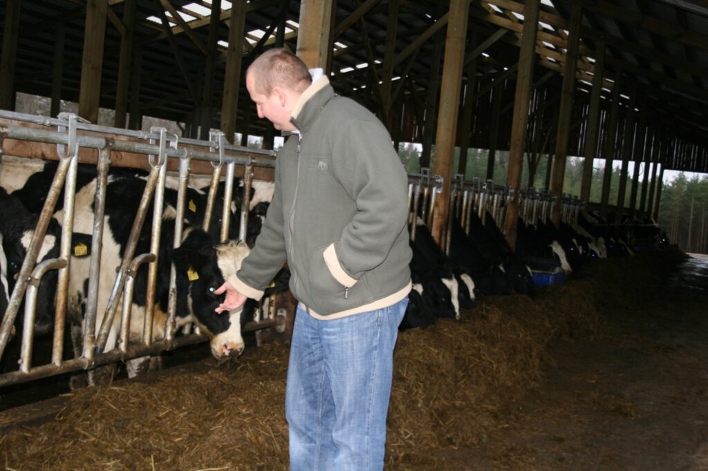 Bilskas pagasta zemnieks Kaspars Putrālis uzskata, ka piensaimniecībā pastāvēs lētākā piena ražotāji.
Autors: Aivars Zilbers