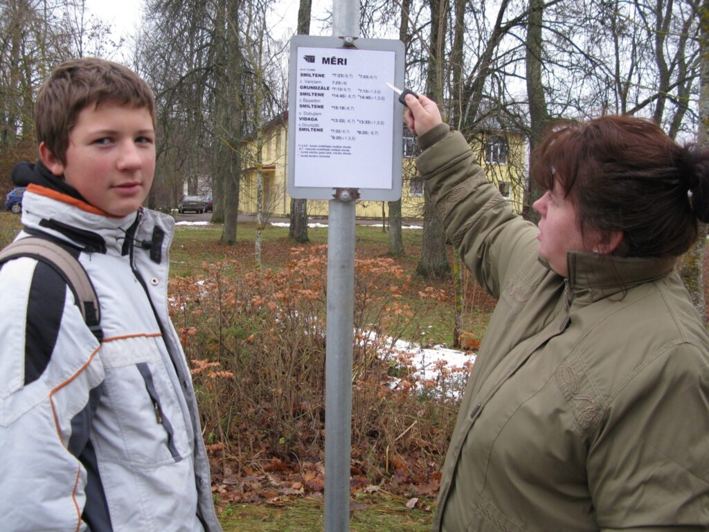 Smiltenes Centra vidusskolas skolnieka Andra mamma Elga Kasparinska sūrojas, ka jau tā autobusi starp Mēriem un Smilteni kursē reti. Pēc Birzuļu skolas slēgšanas vecākiem pašiem arī jāsedz bērnu ceļa izdevumi. 
Autors: Sandra Pētersone