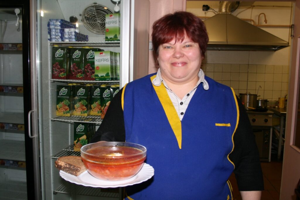 Šodien Valkas pilsētas maznodrošinātājiem pavāre – pārdevēja Svetlana Goliša pasniedza boršču un rupjmaizi.
Autors: Inga Karpova