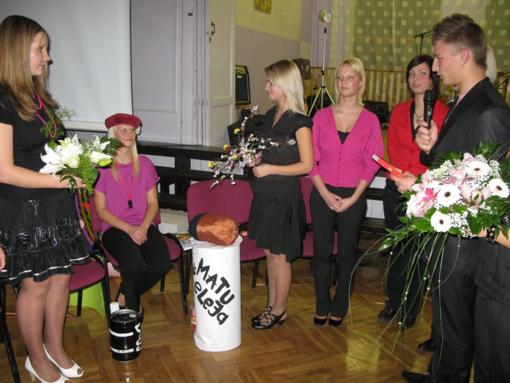 Smiltenes ģimnāzijas pašpārvaldes jaunā prezidente Eva Kukurīte (otrā no kreisās) kronēšanā saņēma apsveikumus gan no “multeņu” varoņiem, ko attēloja skolasbiedri, gan saviem ministriem (attēlā).
Autors: Sandra Pētersone