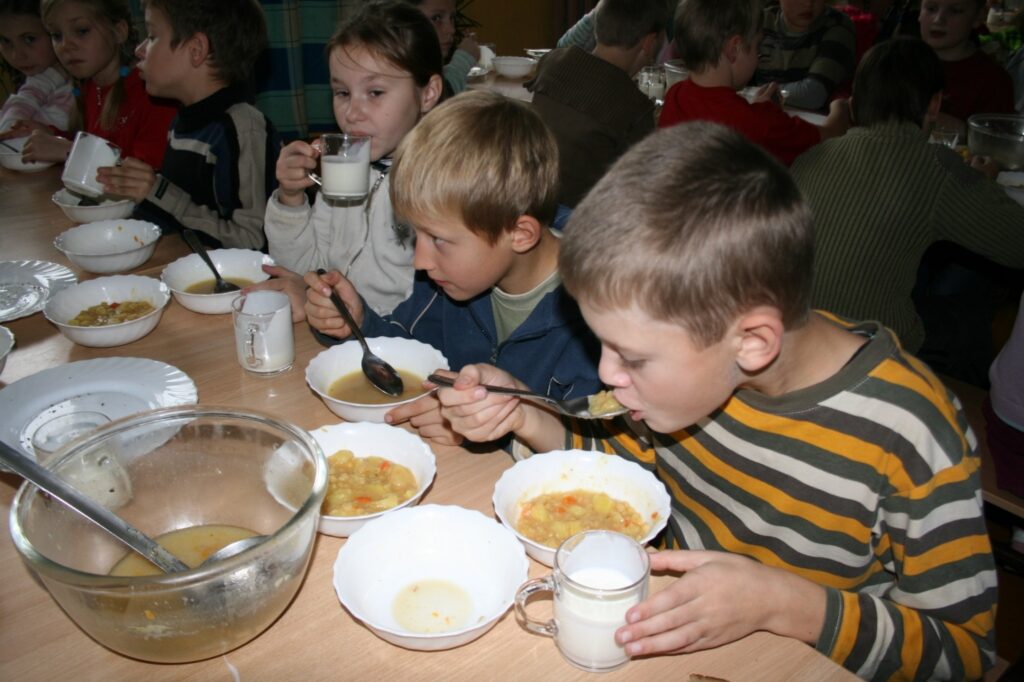 Valkas pamatskolas 2.c klases skolniekam Edgaram Utkinam garšo skolas ēdnīcā gatavotās pusdienas. 
Autors: Inga Karpova