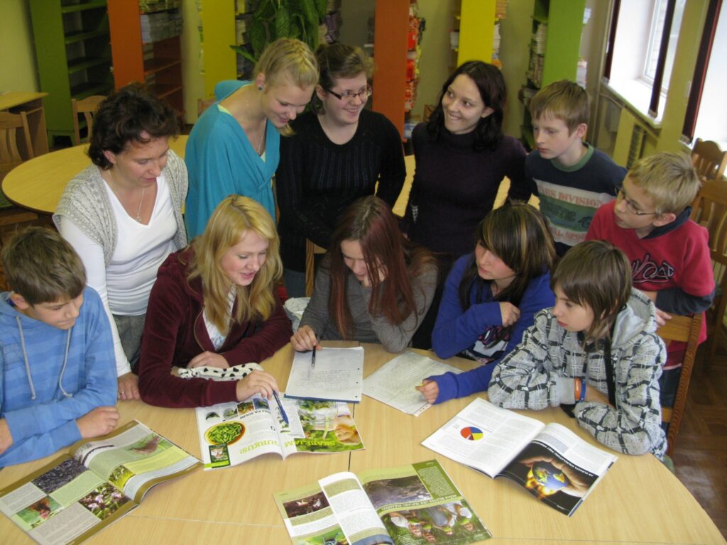 Pagaidām nevienam no šiem Smiltenes ģimnāzijas skolēniem un viņu skolotājai Ingai Savickai nav iPod (maza datora). Taču vērienīga projekta sanāksmē viņi jau sacer scenāriju, kā ar to uzņemt filmu.
Autors: Sandra Pētersone