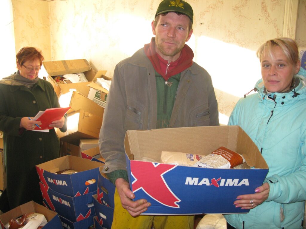  Strencēnietis Raivo Kukians strādā gadījuma darbus, viņa dzīvesbiedre Sanita Blūma ir bezdarbniece, bet ģimenē aug trīs bērni. Pārtikas paka viņiem būšot labs atspaids.
Autors: Sandra Pētersone