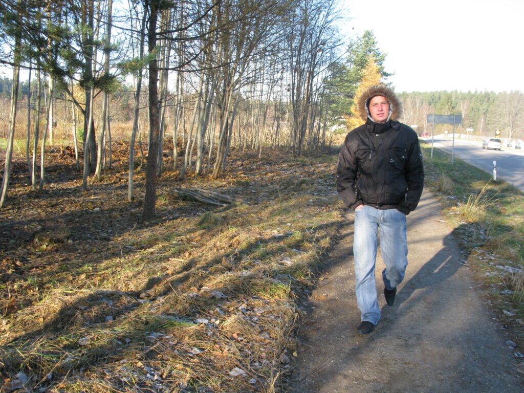 Pārmaiņas Silvas trotuārā un tā apkārtnē ievērojis arī Edgars Vītums no Apes. Cauri ciematam viņš bieži dodas stopēt automašīnas. 
Autors: Sandra Pētersone