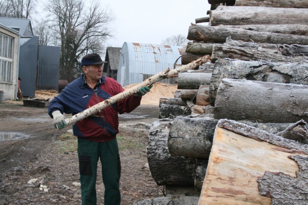 Rūjienas ielas katlumājas kurinātājs Jānis Dovbijenko apliecina, ka kurināmā kvalitātes dēļ nevienam nebūs jāsalst.
Autors: Aivars Zilbers