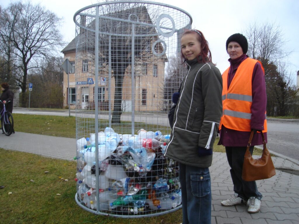 Nākot no darba slimnīcā, Edīte Losučenko ievēroja nesen Strenčos novietoto PET pudeļu konteineru. To izmanto arī Edīte un viņas meita Elīne.  
Autors: Sandra Pētersone