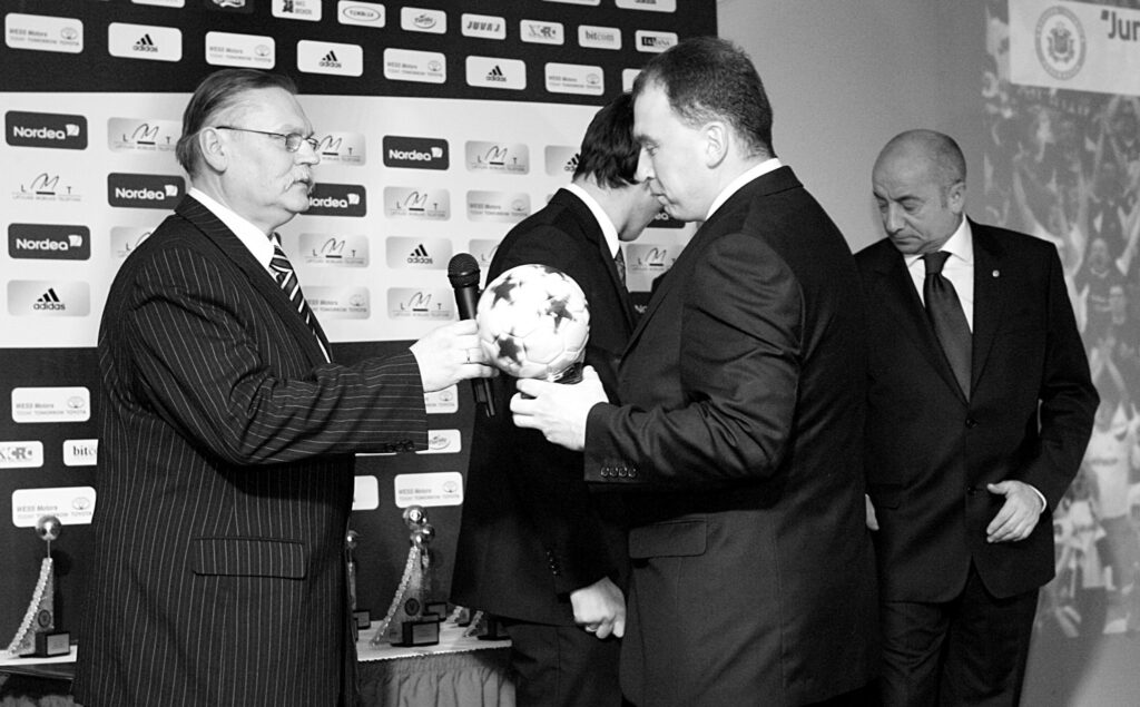 Speciālbalvu Smiltenes jauno futbolistu trenerim Andim Rozītim pasniedza Latvijas Futbola federācijas jaunatnes daļas vadītājs Dainis Gudermanis. 
Autors: No personīgā arhīva