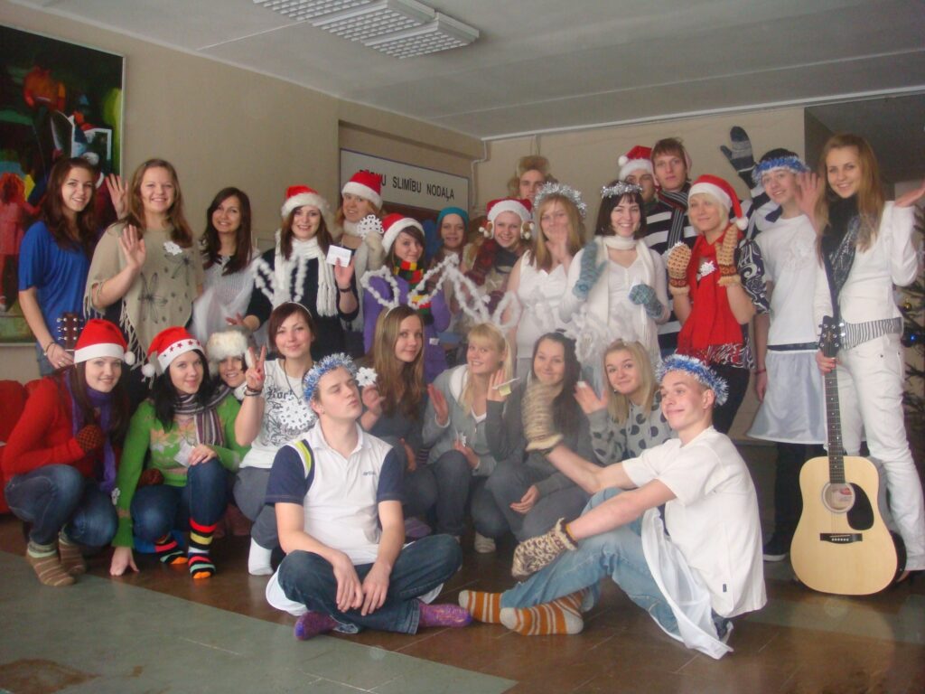  Pirms Ziemassvētkiem mazos pacientus Vidzemes slimnīcā ar uzvedumu un dāvanām iepriecināja Smiltenes ģimnāzijas vecāko klašu skolēni. 
Autors: No personīgā arhīva