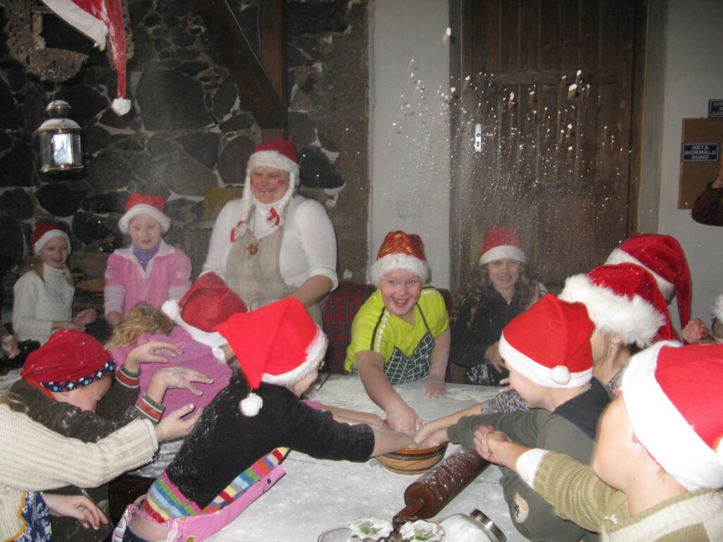 Blomes pagasta lauku mājas “Donas” Saulgriežos pārvērtušās par rūķu piparkūku darbnīcu. Tajā namamāte rūķīte Bumbulīte kopā ar ciemiņiem cep laimes piparkūkas. 
Autors: Santa Sinka