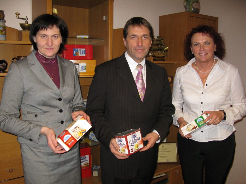 Būdams tukumnieks, ekonomikas ministrs Artis Kampars dod priekšroku “Smiltenes piena” produktiem, par ko priecājas uzņēmuma valdes priekšsēdētāja Gita Mūrniece (no labās) un izpilddirektore Ilze Bogdanova. 
Autors: Sandra Pētersone