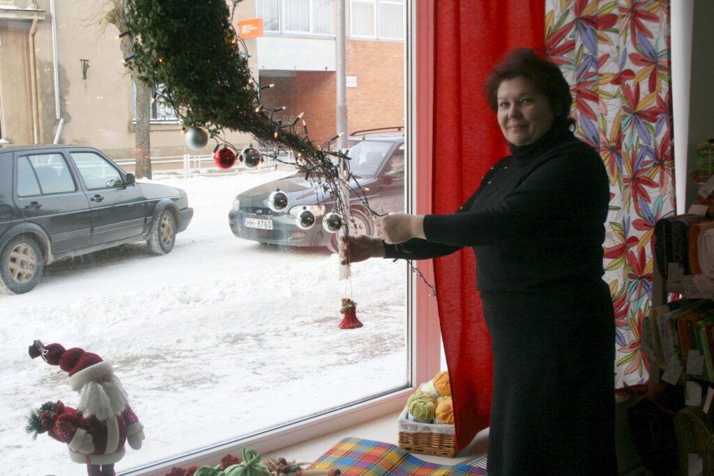 Veikala “Elīze” vadība savu vitrīnu izrotāšanā lūgusi palīgā floristi Svetlanu Aleksandrenkovu. 
Autors: Aivars Zilbers