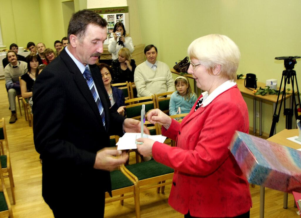 Par sportiskāko mācību iestādi novadā atzīta Kārķu pamatskola, kur strādā sporta skolotājs Kārlis Pētersons. Balvu pasniedz novada Izglītības pārvaldes vadītāja Dzintra Auzāne. 
Autors: Aldis Dubļāns