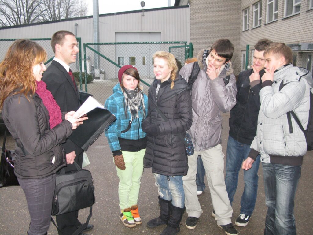  Pirms ekskursijas uzņēmumā “TROLL Smiltene” pilsētas ģimnāzijas audzēkņiem stereotipu par uzņēmējiem kliedēja Sanita Laiviņa no Valmieras Biznesa un inovāciju inkubatora un Valmieras uzņēmējs Vairis Slokenbergs. 
Autors: Sandra Pētersone