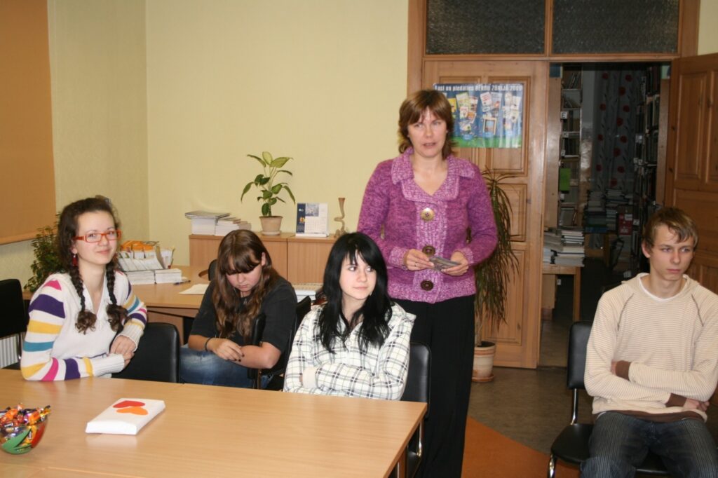 Valkas ģimnāzijas bibliotēkas vadītāja Zinaida Veise (centrā) ir pārliecināta, ka jaunieši tik ātri no grāmatām neatteiksies. 
Autors: Aivars Zilbers