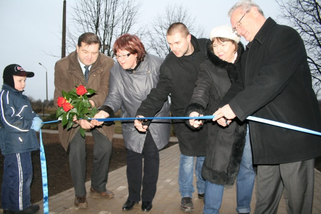 Valkā ar lentes griešanu SIA “Bazalts” valdes priekšsēdētājs Jānis Ozols (no kreisās), iestādes vadītāja Laila Ozoliņa, Valkas novada domes Attīstības un projektu vadības nodaļas projektu vadītājs Ernests Lībietis, novada domes deputāte un būvuzraudze Erna Pormeistere un novada domes priekšsēdētājs Kārlis Albergs atklāja renovēto bērnudārzu “Pasaciņa”
Autors: Inga Karpova