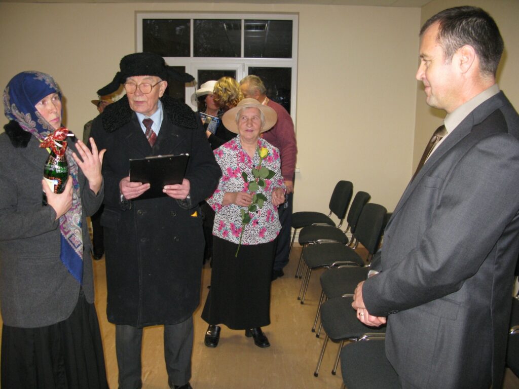 “Jūsu darbs ir kalpot tautai,” vēlot labi strādāt jaunajās telpās, Strenču novada domes priekšsēdētājam Jānim Pētersonam un pašvaldības darbiniekiem atgādināja Arta Šomase un Jānis Lācis no folkloras kopas “Mežābele”. 
Autors: Sandra Pētersone