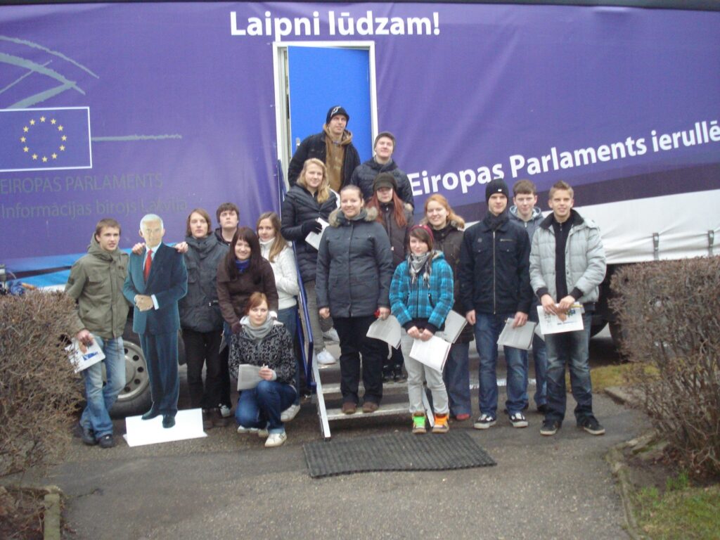 Smiltenes ģimnāzijas 11.a klases skolēni izmantoja iespēju nofotografēties kopā ar Eiropas slavenības - Parlamenta priekšsēdētāja Ježija Buzeka speciāli veidotu tēlu pilnā augumā.
Autors: Baiba Šķērīte