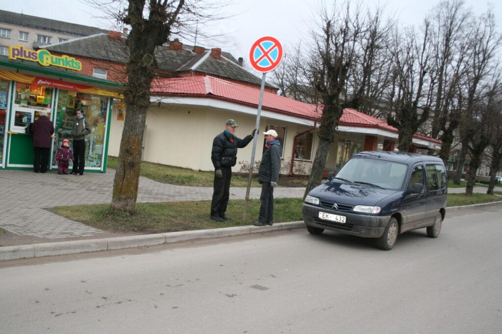 Vēl pirms zīmes “Apstāties aizliegts” uzstādīšanas pilsētā izskanēja vairāki par un pret.
Autors: Aivars Zilbers