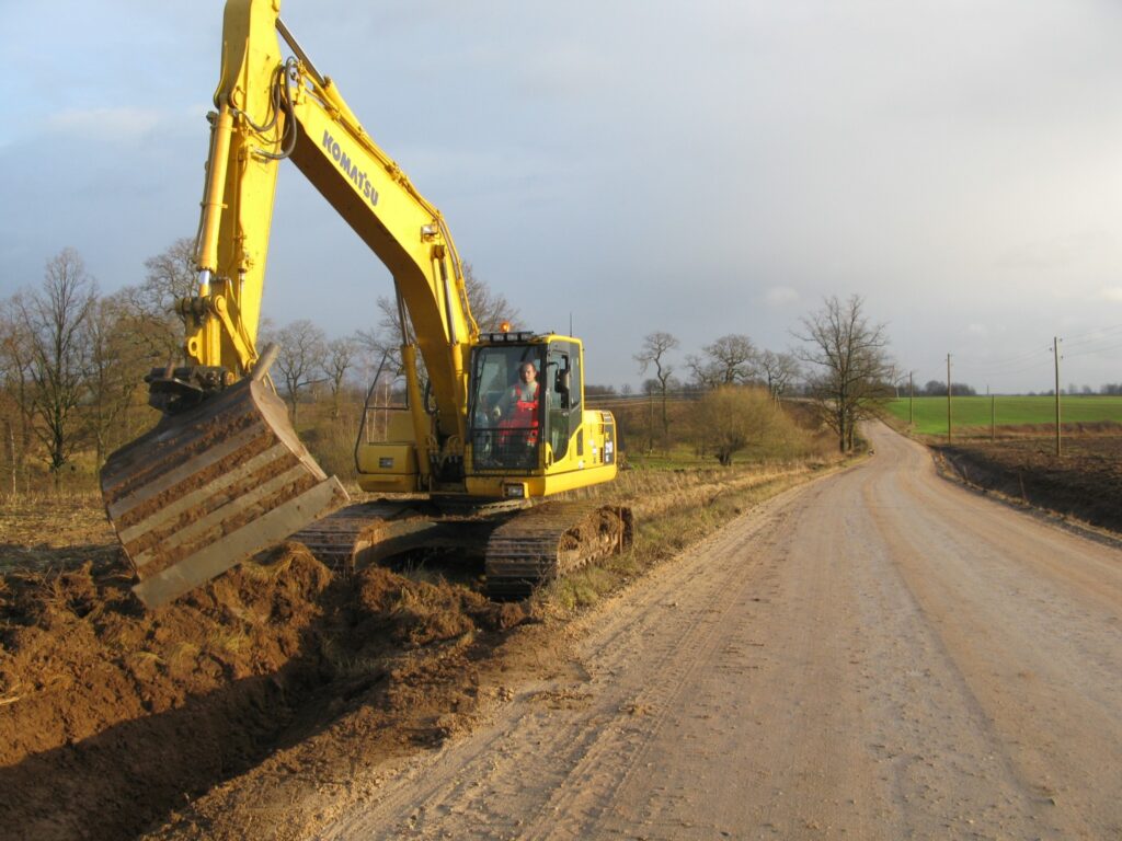 Tautā par “krievu lielceļu” dēvētā ceļa novadgrāvjus tīrīja Smiltenes ceļu rajona strādnieks Raivis Kalniņš. 
Autors: Sandra Pētersone