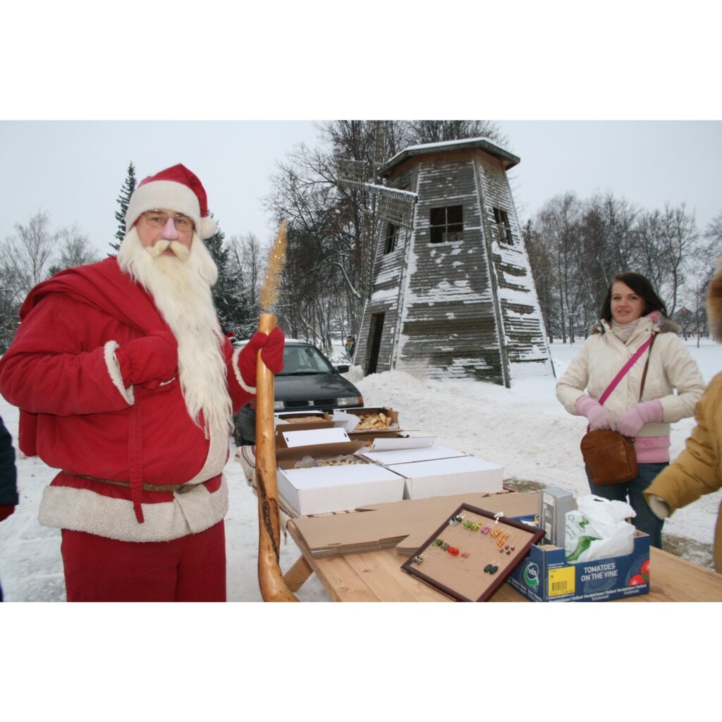 Trešdien, jau rīta pusē, Valkas centrā – Lugažu laukumā, rosījās liels un mazs, jo notika pirmais Ziemassvētku zemnieku tirdziņš. Tie, kuri vēl nebija paguvuši iegādāties dāvaniņas mīļajiem, to varēja izdarīt. Tirgotāji pircējiem bija...
Autors: Inga Karpova