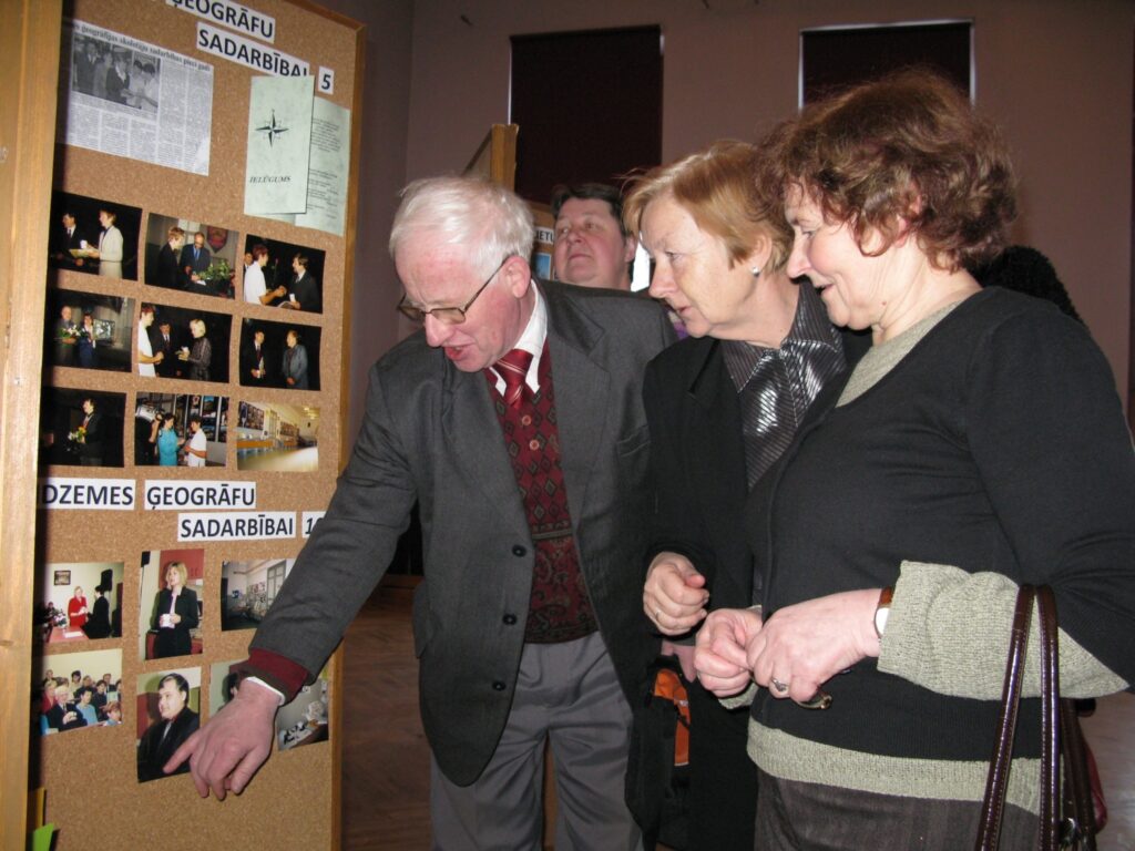 “Ģeogrāfi ir atvērti, ar skatienu no tuvākā uz tālāko,” skatoties fotogrāfijas, kopīgo sadarbību atceras skolotāja Mirdza Briede (vidū) sarunā ar kolēģiem Laimu Klāvu un Valteru Beldavu. 
Autors: Sandra Pētersone