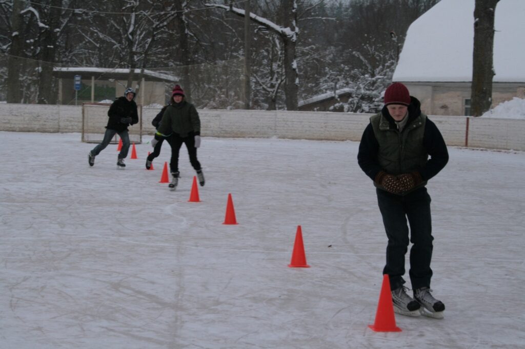 Ātrslidotāji sporta stundās apgūst dažādus elementus, tostarp arī slalomu.
Autors: Aldis Dubļāns