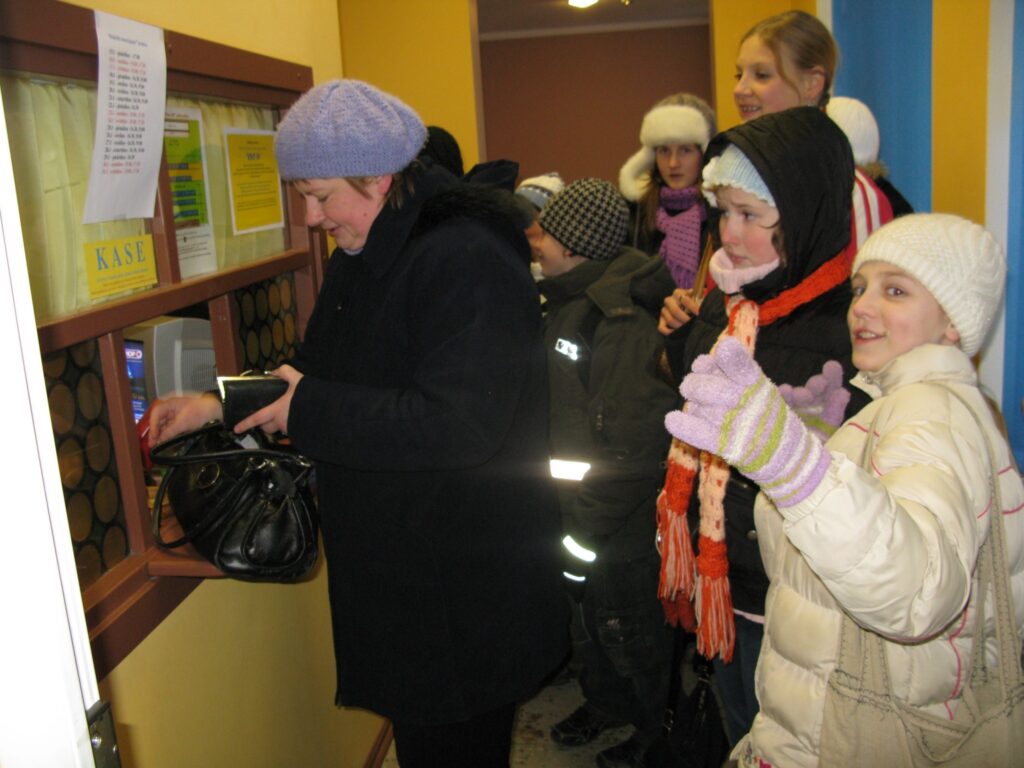  Lai redzētu filmu “Rūdolfa mantojums”, Palsmanes pamatskolas skolēni un viņu audzinātāja Ina Zālīte uz Smilteni bargā salā atbrauca pat ar sabiedrisko transportu. 
Autors: Sandra Pētersone