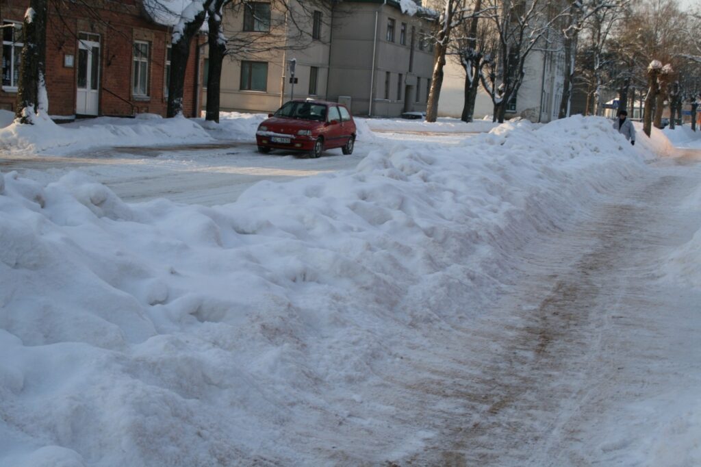 Var tikai iedomāties, kādi plūdi radīsies uz ietves un pie Svetlanas Jahimčikas nama durvīm, kad augstie sniega vaļņi sāks kust.
Autors: Aivars Zilbers
