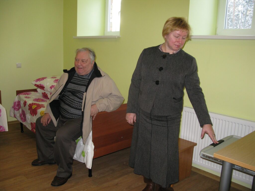 Kamēr ministrijas atrunājas, Strenču slimnīcas jaunā “pusceļa māja” stāv tukša.  Valdes priekšsēdētājs Vitālijs Rodins un galvenā māsa Jekaterina Jeremejeva vairs nesaprot, pie kā vērsties
Autors: Sandra Pētersone