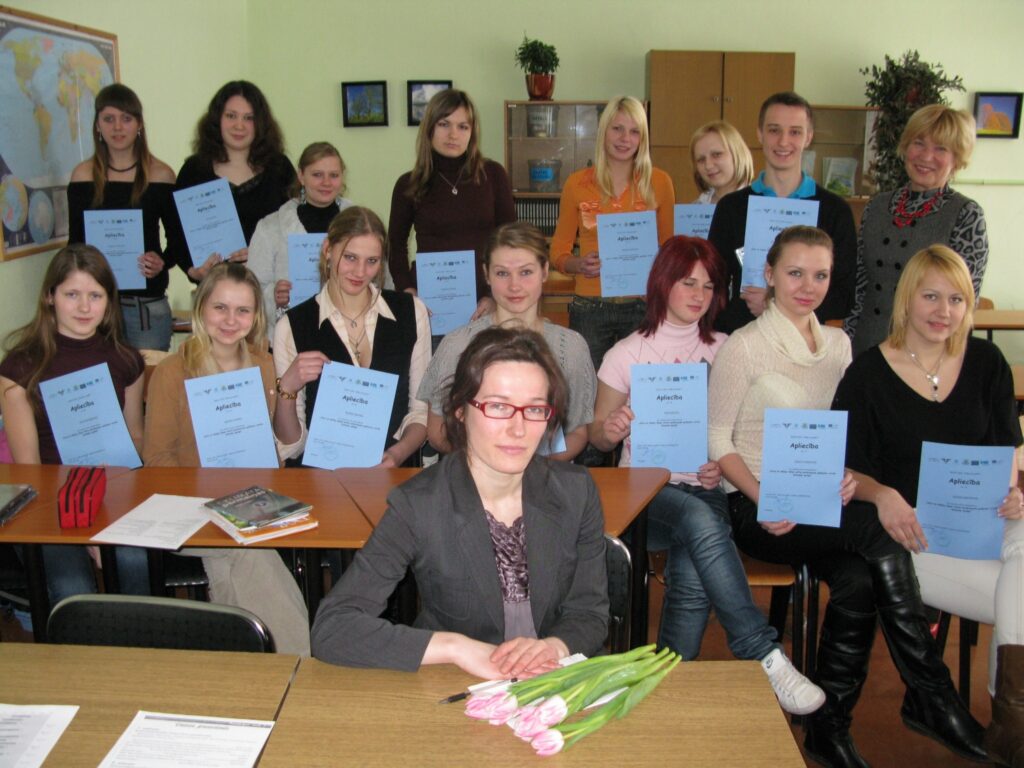  Pateicībā par labi apgūtu mācību kursu projekta vadītāja Dace Minikoviča (priekšplānā)  atveda Smiltenes tehnikuma audzēkņiem apliecības un dāvanas - DVD diskus ar sižetiem par dabu.
Autors: Sandra Pētersone