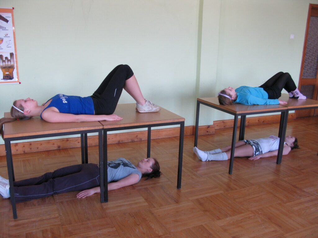 Mūsdienu deju grupa “Nerātnie eņģeļi” savā piecu gadu jubilejā skatītājiem piedāvās pavisam citu skatījumu uz deju, nekā ierasts Smiltenē. Attēlā -  ieskats mēģinājumā. 
Autors: Sandra Pētersone