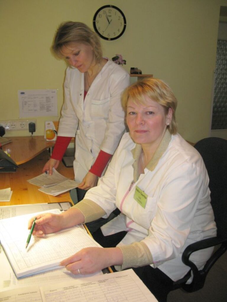 Ambulatoro palīdzību Smiltenē visu diennakti sniedz slimnīcas traumpunktā, un tās dēļ nav jātraucē “ātrie”, skaidro dežūrārste Indra Tauriņa (no labās) un medmāsa Sanita Birzgale. 
Autors: Sandra Pētersone