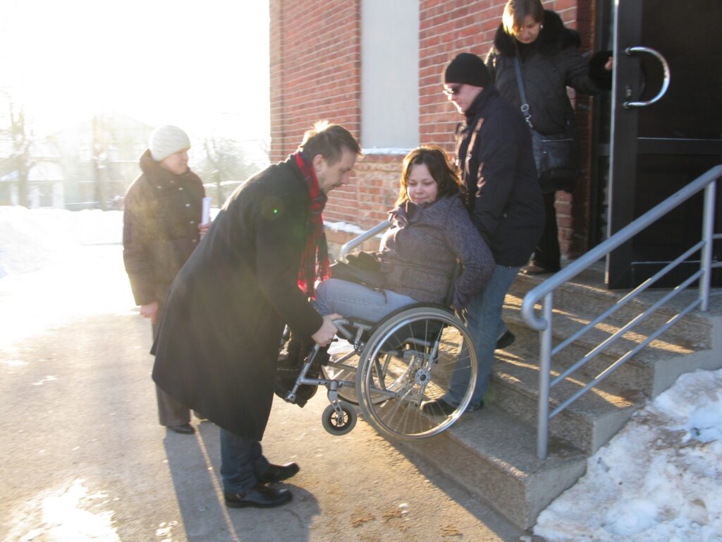 Invalīdu un viņu draugu apvienības „Apeirons” vadītājs Ivars Balodis ar saviem kolēģiem viesojās Smiltenes Centra vidusskolā, lai apskatītos, kā projekta īstenošanas laikā skolā tiek pielāgota vide cilvēkiem ar funkcionāliem kustību traucējumiem. 
Autors: Santa Sinka