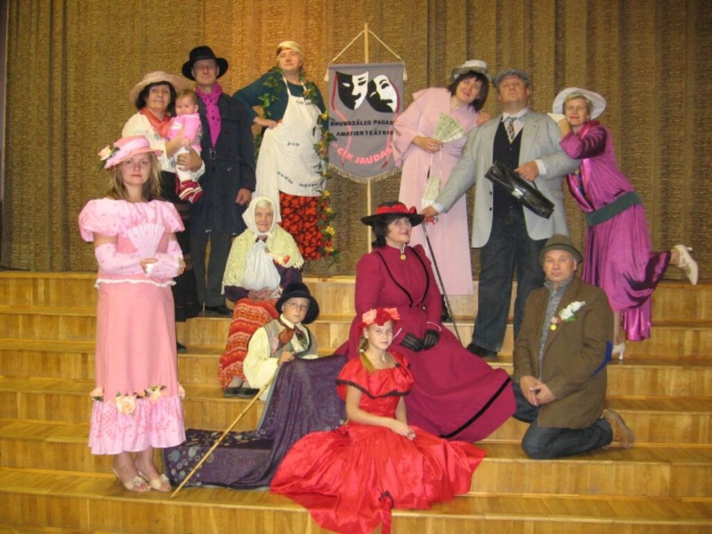 Grundzāles amatieru teātris “Cik Jaudas”
Autors: No personīgā arhīva
