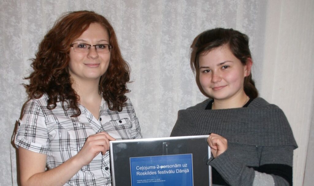 Inga (no kreisās) un Ginta Kozlovskas uzvarēja konkursā “Jaunietis Eiropā” un ieguva galvenās balvas – ceļojumu uz Roskildes rokfestivālu Dānijā un velosipēdu. 
Autors: Inga Karpova