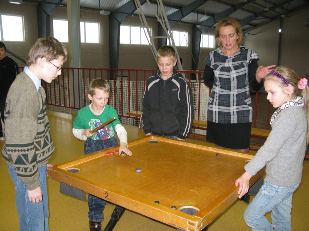 Varinieši Aldis Podnieks, Edgars Elstiņš, Ēriks Vagulis un Līga Kainaize uz savas skolas sporta zāli dodas katru garo starpbrīdi, lai spēlētu novusu. “Halle ir labi apdzīvota,” atzīst skolas direktore Agita Birkenšteina. 
Autors: Sandra Pētersone