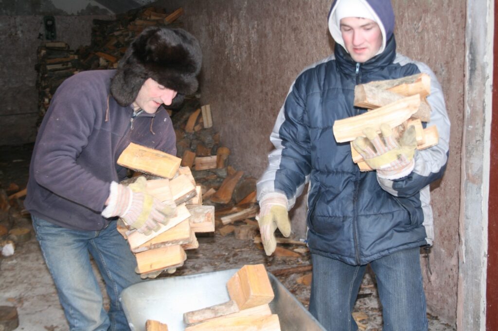 100 latu stipendijas projektā iesaistījies arī Jānis Krutkēvičs ar dēlu Mareku un uzskata, ka tā vismaz laukos kaut ko var nopelnīt.
Autors: Aivars Zilbers