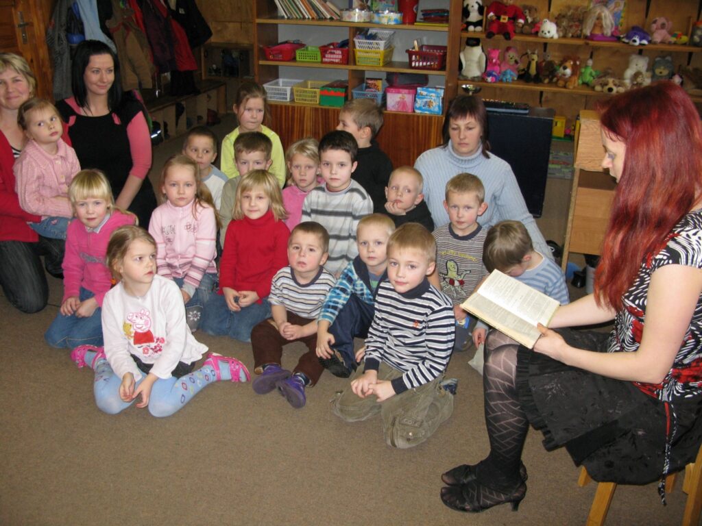 Smiltenes pagasta bērnudārza “Ābecīši” audzēkņi un skolotājas vēl nezina, kādās telpās atradīsies pēc 1. septembra, jo viņu tagadējo mītni tehnikuma ēkā plānots pārbūvēt.
Autors: Sandra Pētersone