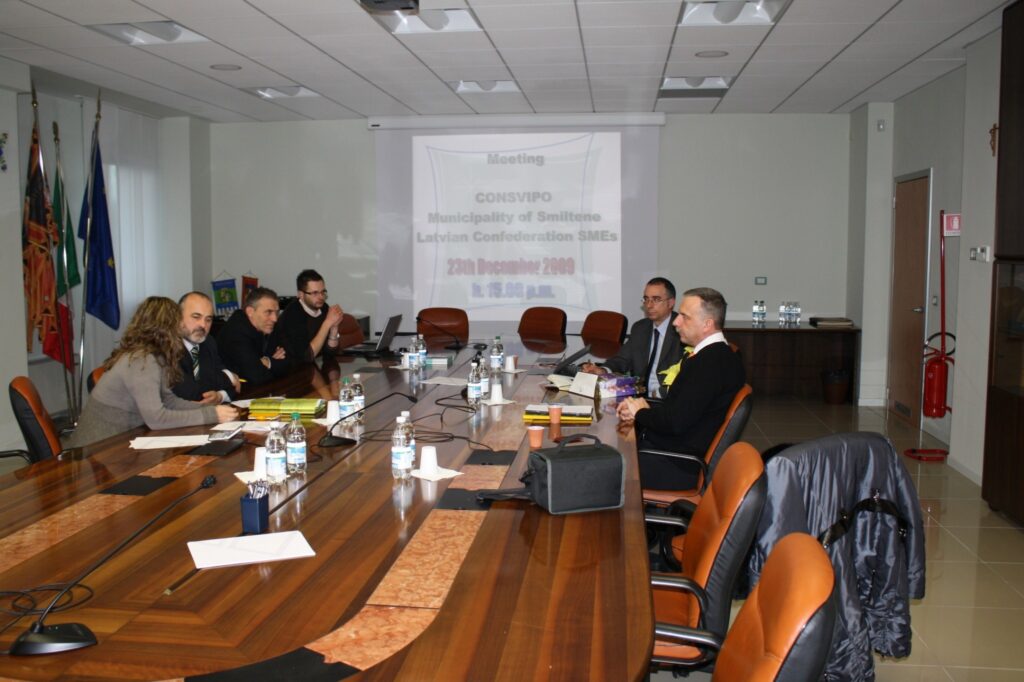  Smiltenes novada domes priekšsēdētāju Aināru Mežuli (no labās) Itālijā  pieņēma arī  Rovigo reģiona pašvaldības Eiropas projektu attīstības aģentūras prezidents Andželo Zanelato (otrais no kreisās) un citi speciālisti. 
Autors: No personīgā arhīva